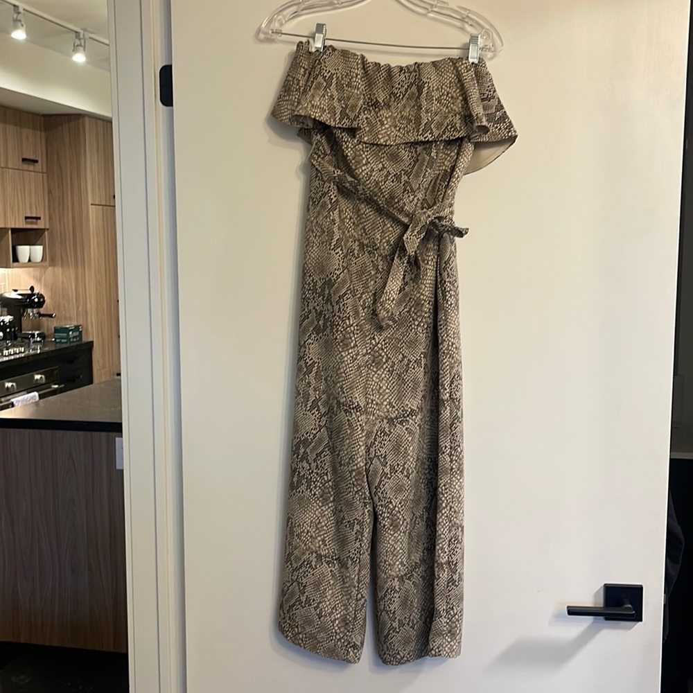 Babaton Aritzia Romper size 6